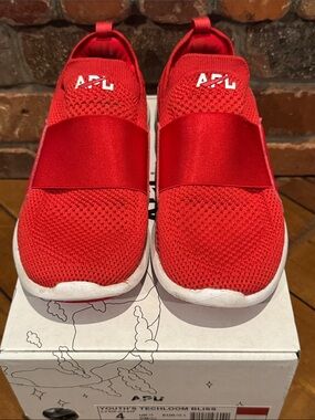 APL Youth Size 4 Red Trxhloom Bliss Slip-On Knit Sneakers with Elastic Strap